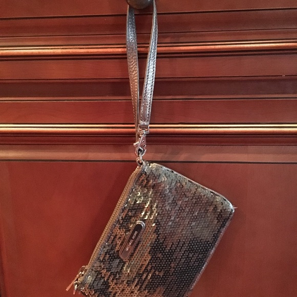 Micheal Kors wristlet - Picture 2 of 4